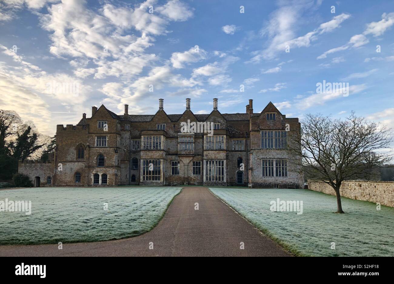 Castello di Broughton, Oxfordshire, nord, anteriore in un inizio di mattina di frost, sotto cieli blu. Foto Stock