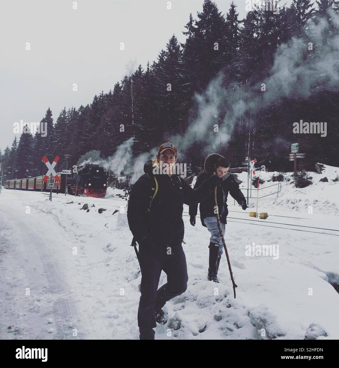 Treno a Vapore nella neve in Montagne Harz Foto Stock