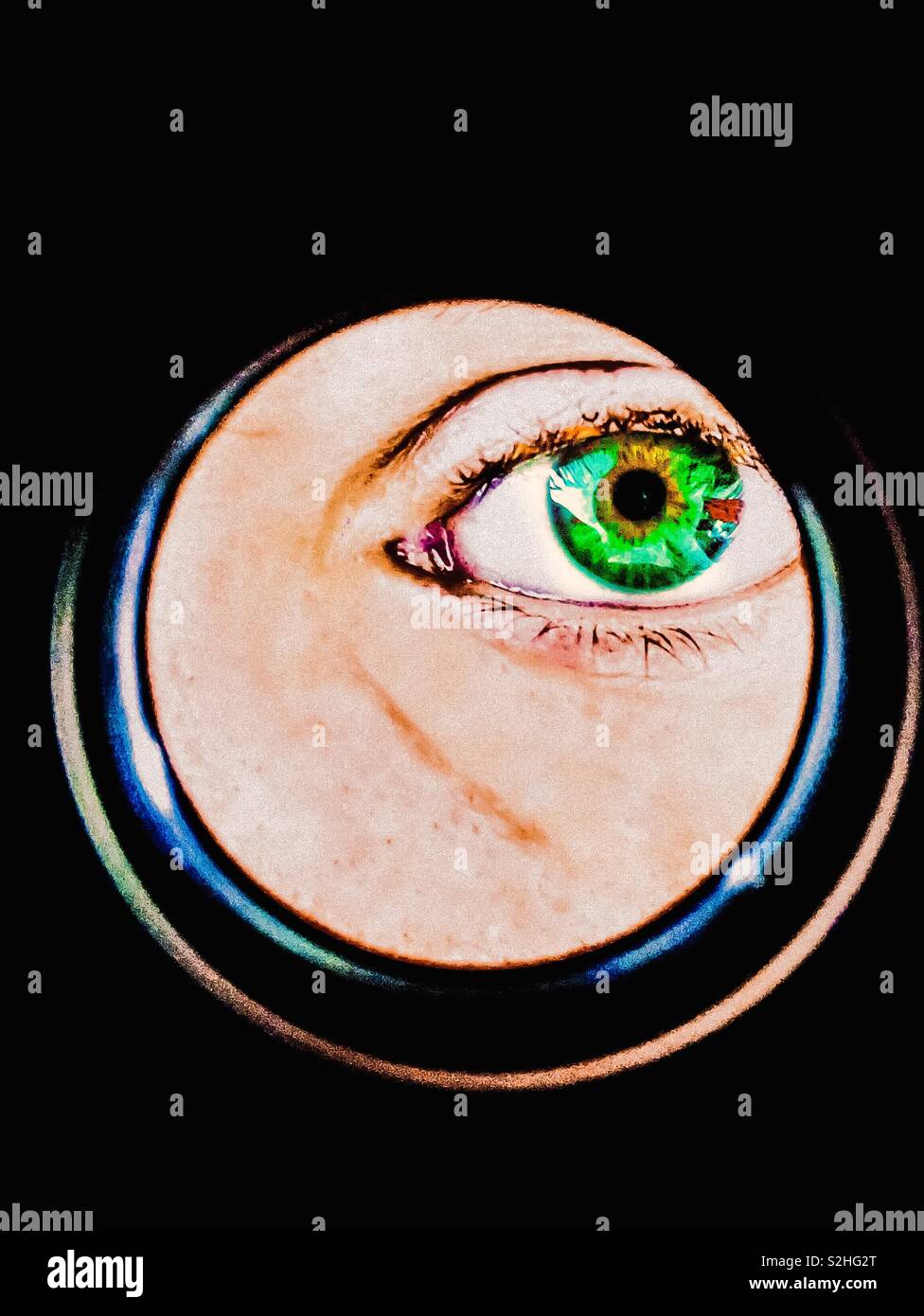 Eye spy con il mio occhio verde... Foto Stock