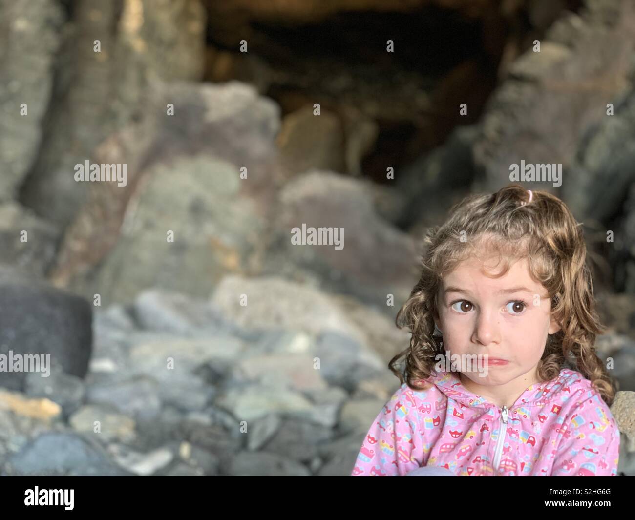 Spaventato i bambini in mare grotta grotta Ajuy Fuerteventura Foto Stock