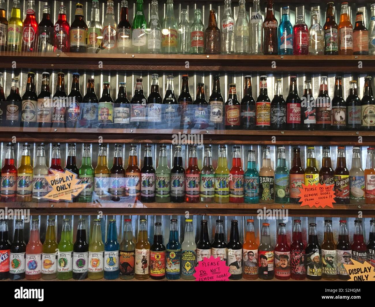 Grande display wall di soda pop bottiglie di Rocket Fizz in Indianapolis, Indiana. Foto Stock