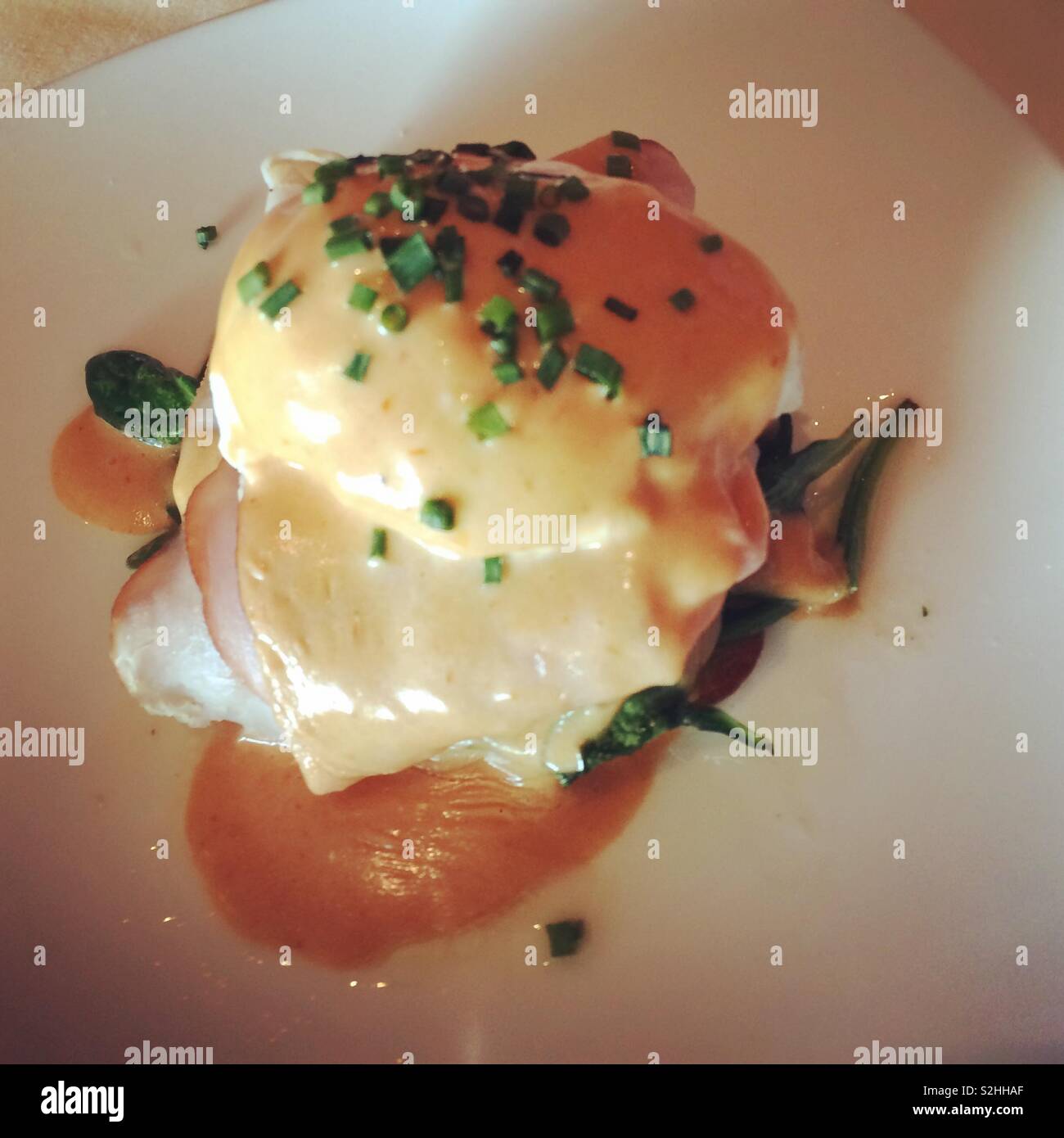 Uova benedetto per il brunch a VUE 24 ristorante, Foxwoods Resort Casino, Mashantucket, Connecticut, Stati Uniti - Immagine stock catturata con smartphone