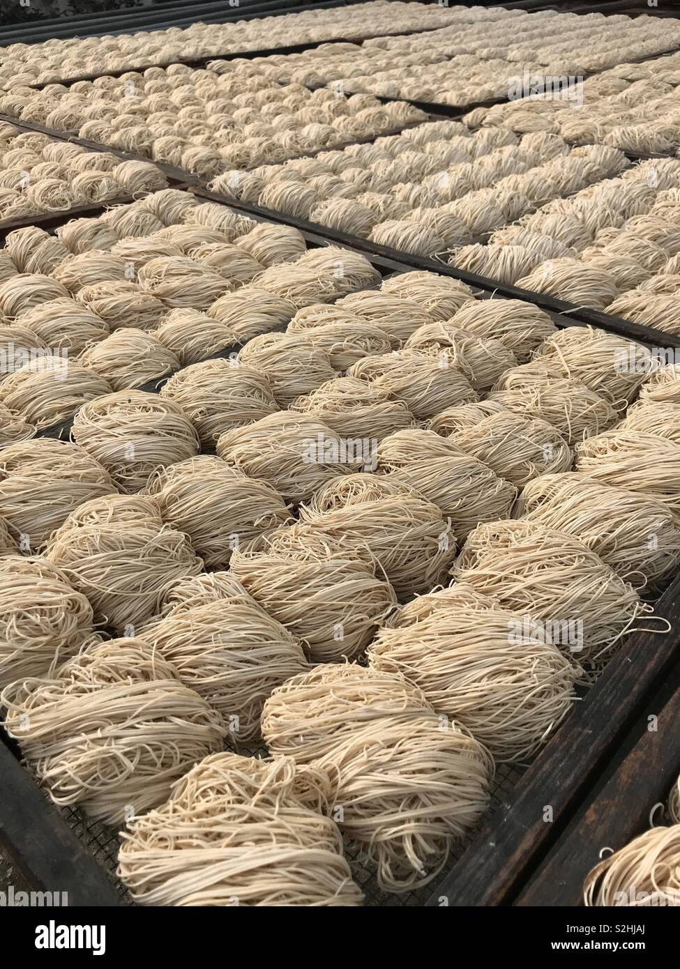 Essiccazione di tagliolini crudi in aria aperta Foto Stock