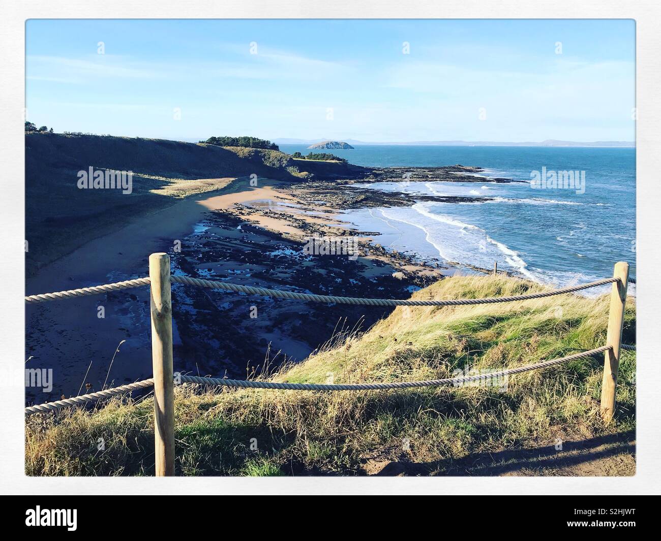 Bellissima scogliera vista della spiaggia di East Lothian in Scozia su un nitido inverno mattina Foto Stock