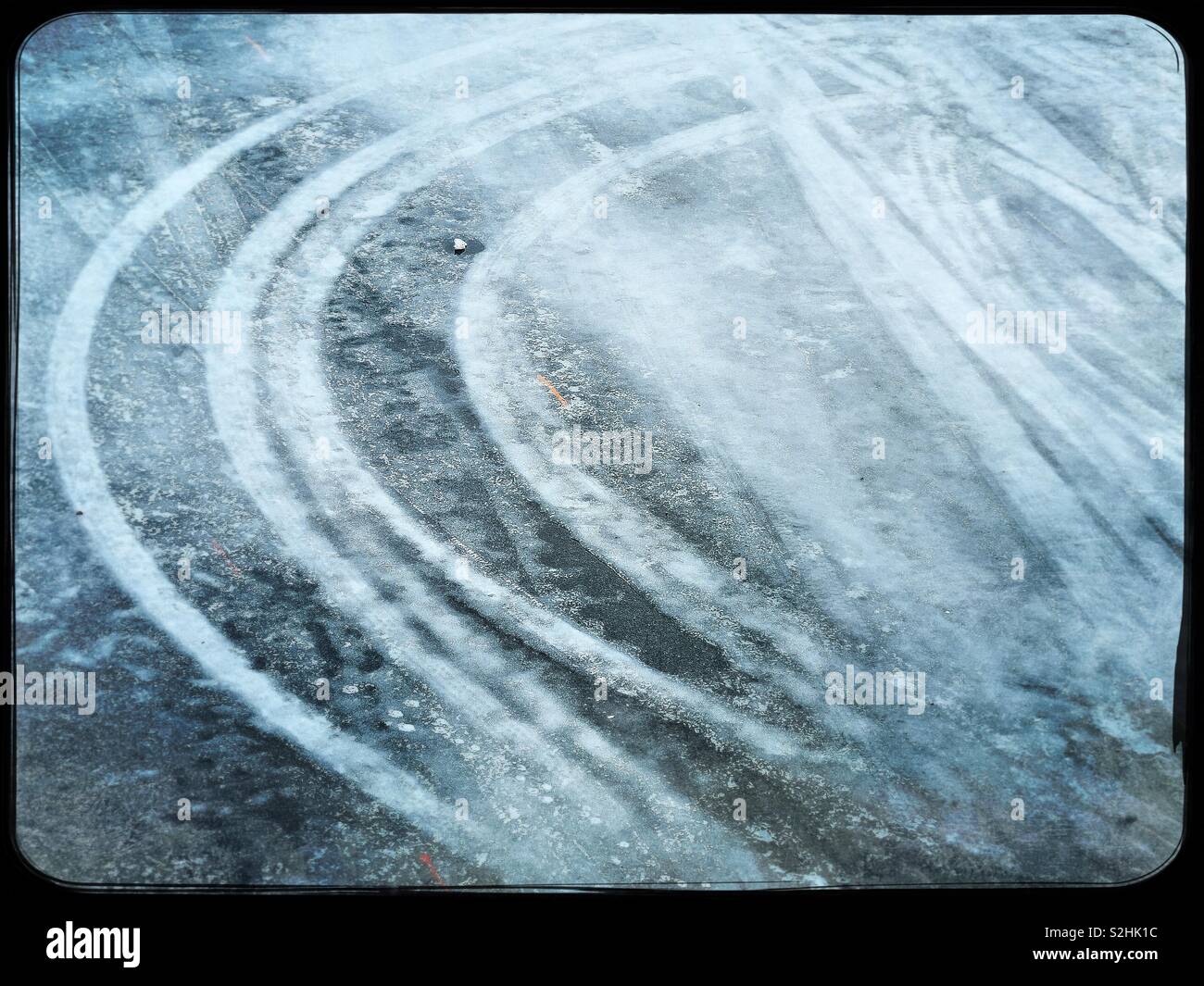 Pneumatico incurvata in piste di ghiaccio sulla strada gelata Svezia Foto Stock