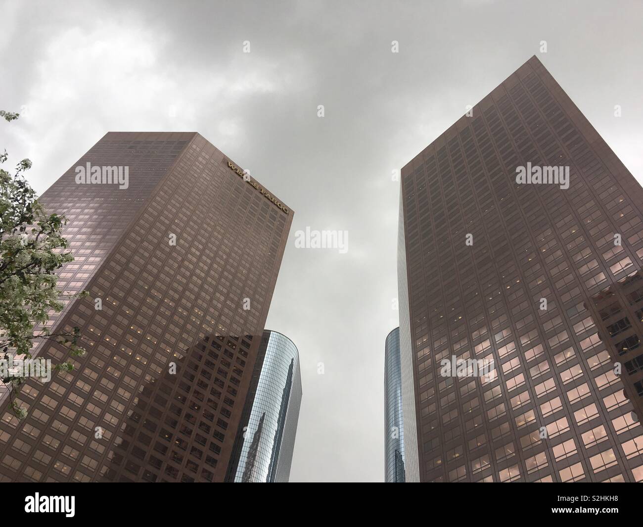 Bronze e Silver di grattacieli colorati nel quartiere finanziario del centro cittadino di Los Angeles - Immagine stock catturata con smartphone