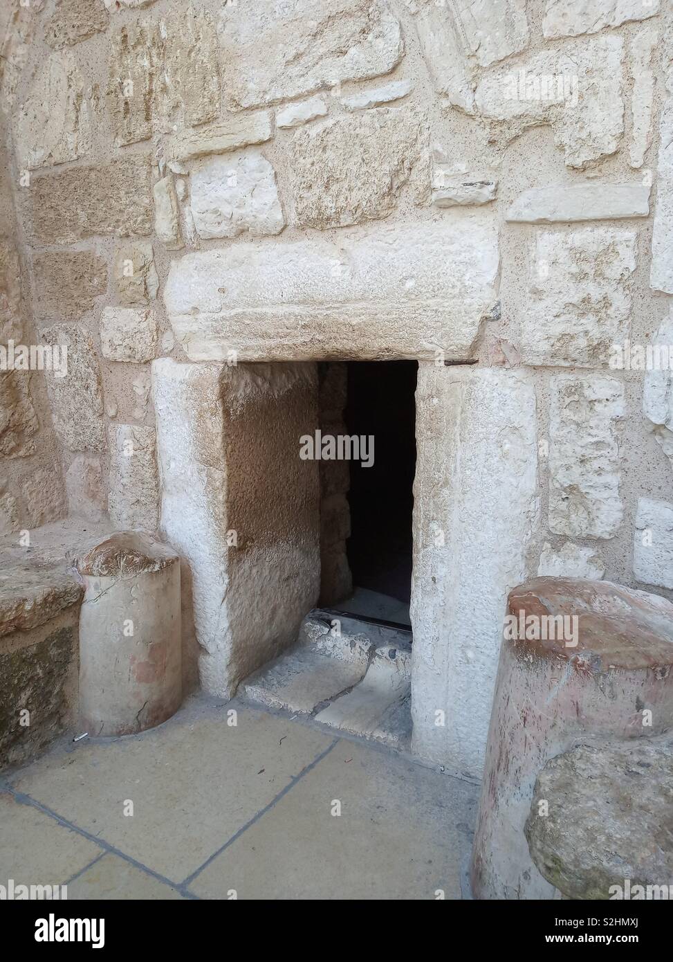 Un piccolo ingresso di una cappella nella chiesa della Natività di Betlemme. Foto Stock