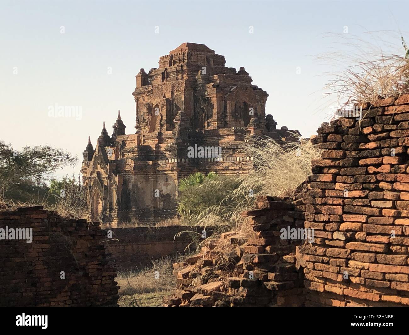Antica, abbandonato e abbandonato il tempio buddista di Bagan, MYANMAR Birmania. Circondato da un muro fatto di mattoni Foto Stock