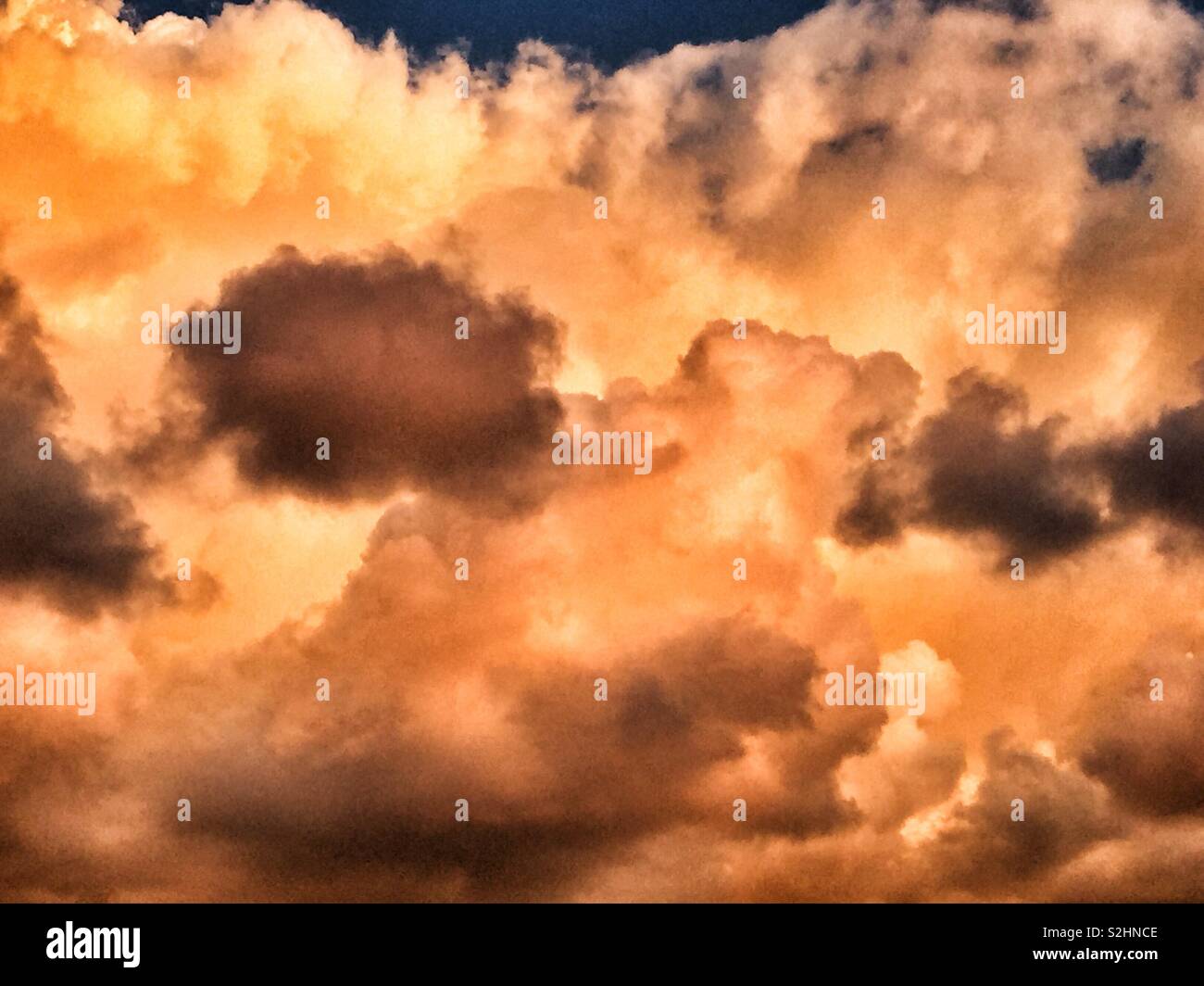 Nuvole drammatico al tramonto Foto Stock