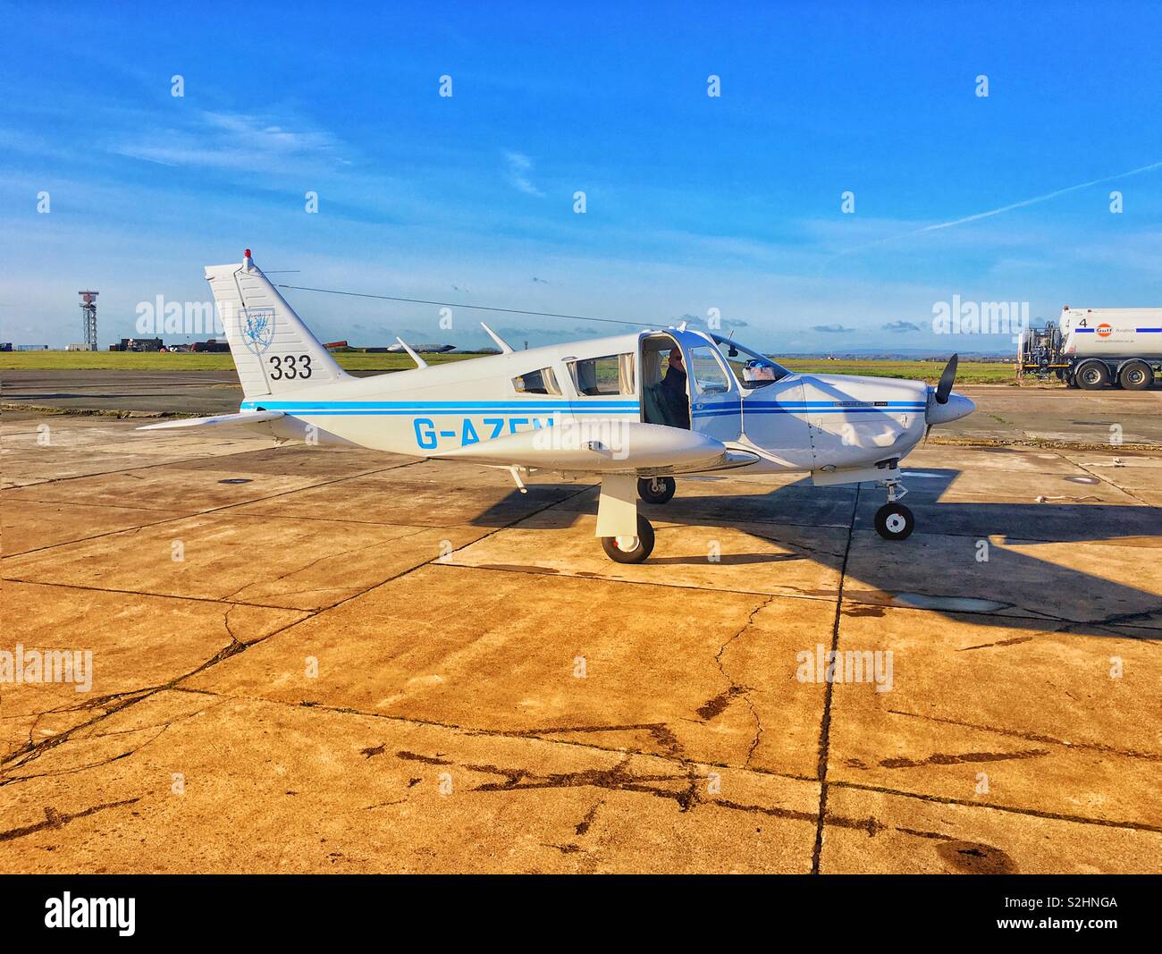 Di proprietà privata Piper Cherokee prima del decollo a Cardiff Airport Foto Stock