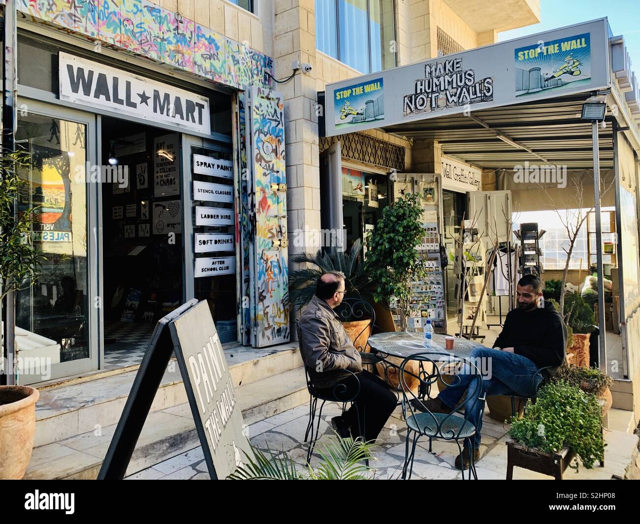 Wall Mart negozio di souvenir da parte di Israele costruito parete barriera in Betlemme. Foto Stock