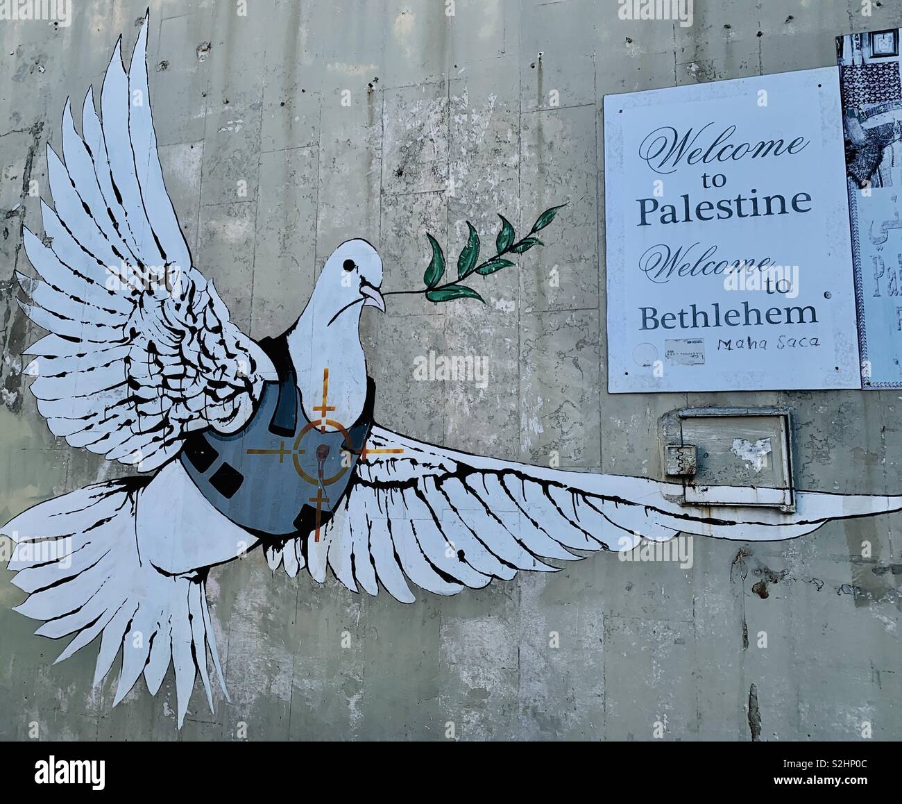 Arte dei graffiti sul costruito israeliano parete barriera in Betlemme. Foto Stock