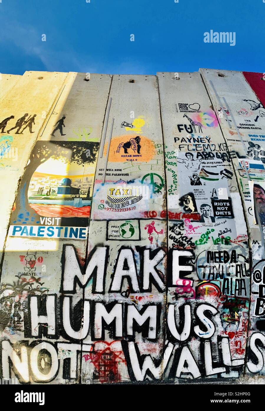 Graffiti arte dipinta sul costruito israeliano parete barriera in Betlemme. Foto Stock