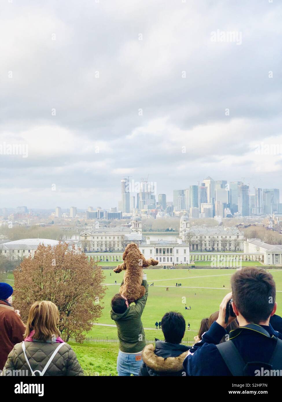 I turisti che cercano a Londra dall'osservatorio di Greenwich Foto Stock