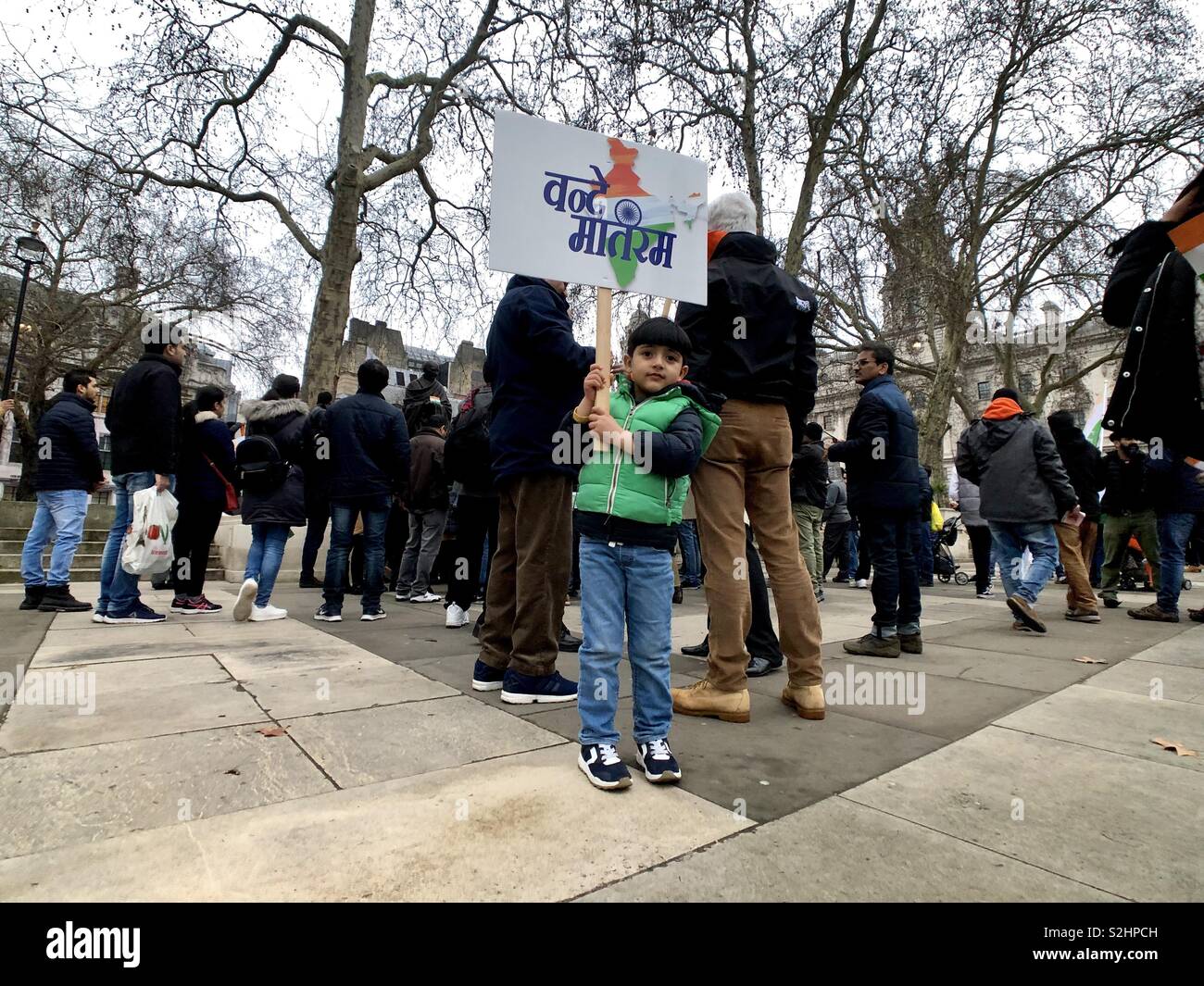 Bambino indiano con altre persone che protestavano a Londra contro l'attacco terroristico contro un convoglio CRPF nella regione di Pulwama,Jammu e Kashmir in India dove 42 CRPF soldati furono martirizzati il 14 Feb 2019 Foto Stock