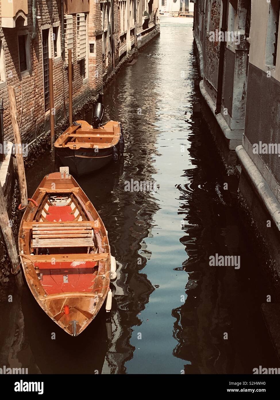 Barche sul canale di Venezia Foto Stock
