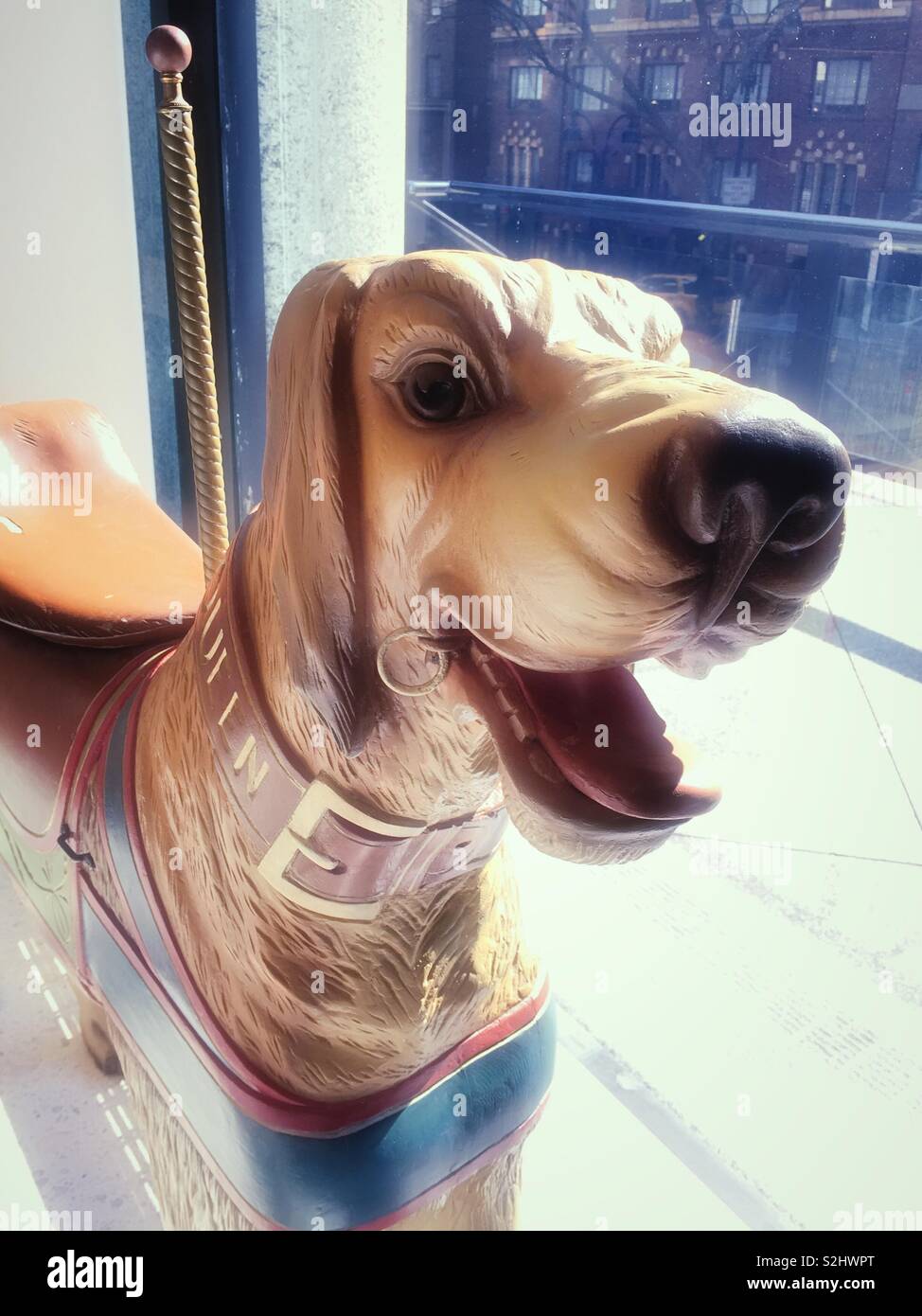 Cane in legno animale giostra in mostra presso il Museo del cane, NYC, STATI UNITI D'AMERICA - Immagine stock catturata con smartphone