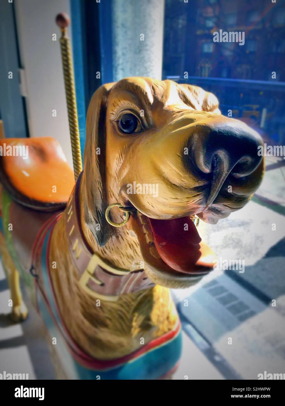 Cane in legno giostra animali in mostra presso il Museo del cane, NYC, STATI UNITI D'AMERICA - Immagine stock catturata con smartphone