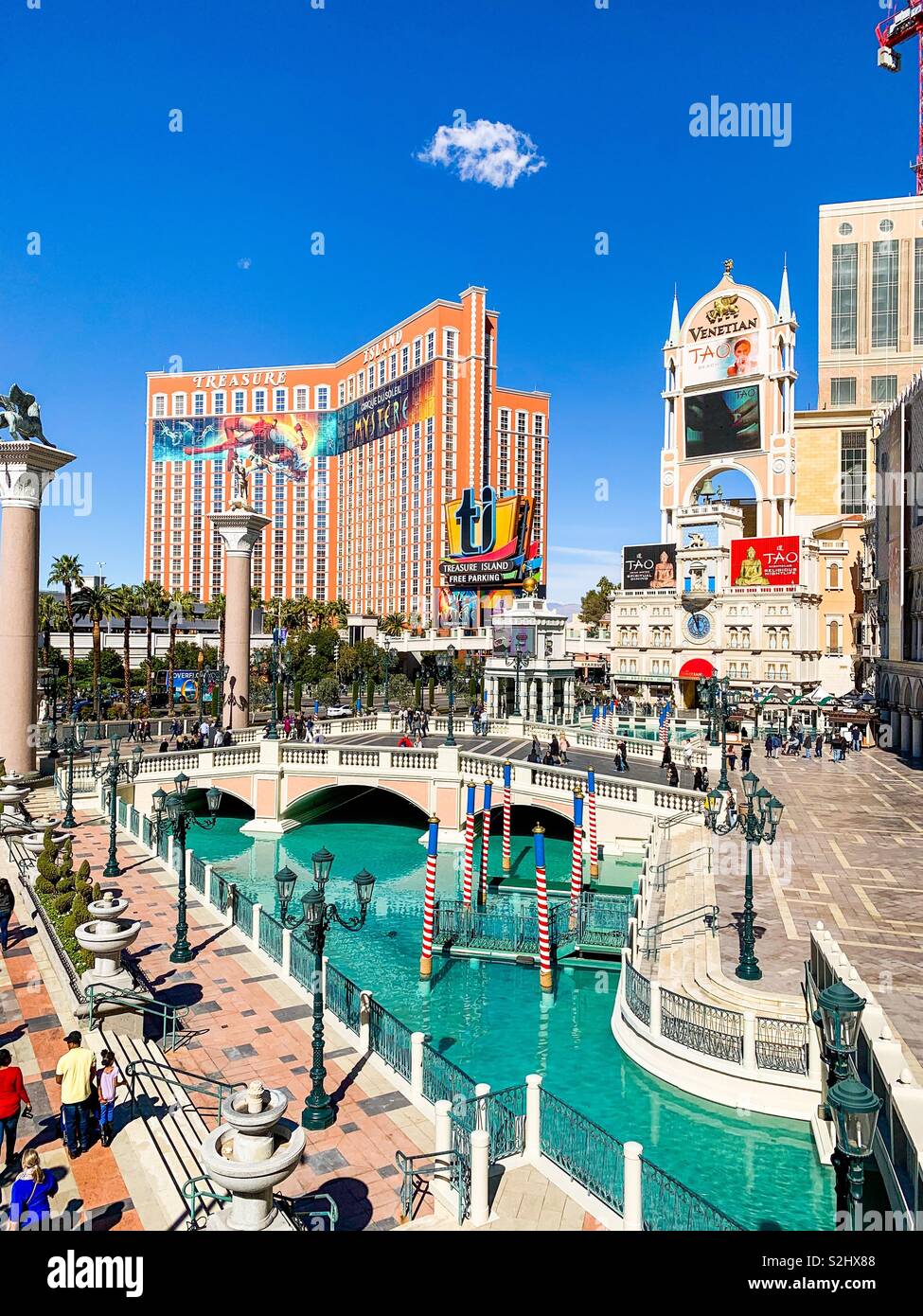 Plaza di fronte al Venetian hotel di Las Vegas con il Treasure Island hotel in background Foto Stock