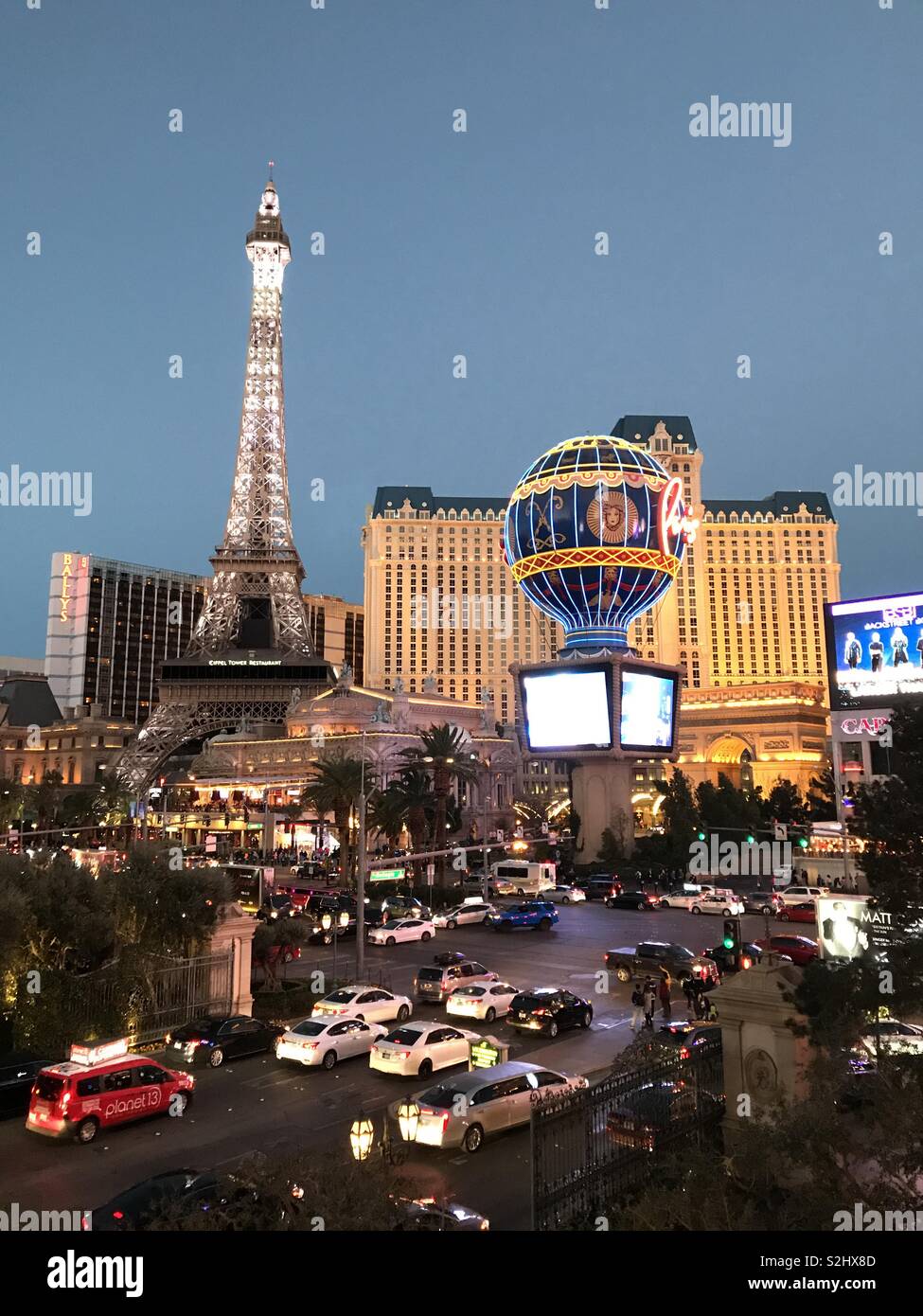 Il traffico al crepuscolo in Las Vegas con il Paris Hotel in background Foto Stock