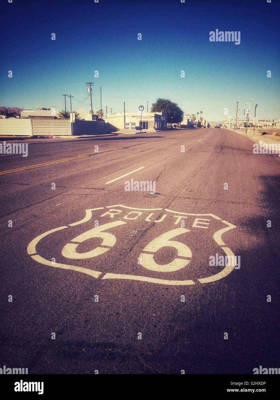 La strada 66 attraversando una città californiana. Foto Stock