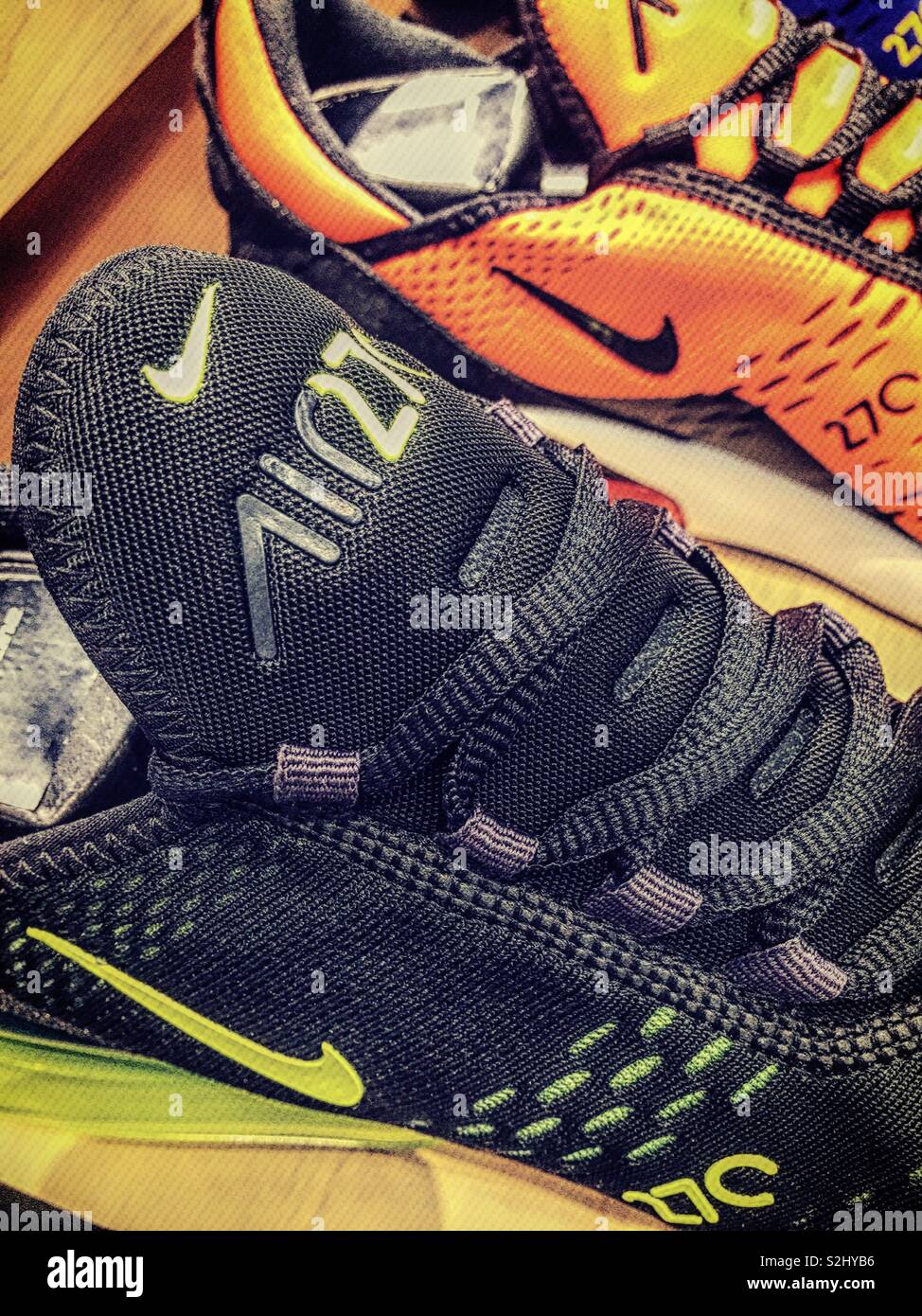 Close up di scarpe da ginnastica con il logo Swoosh presso il Nike Store,  NYC, STATI UNITI D'AMERICA Foto stock - Alamy
