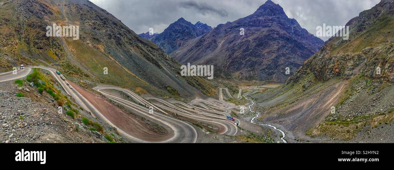 Strada a zig-zag di Los Andes regione in Cile Foto Stock