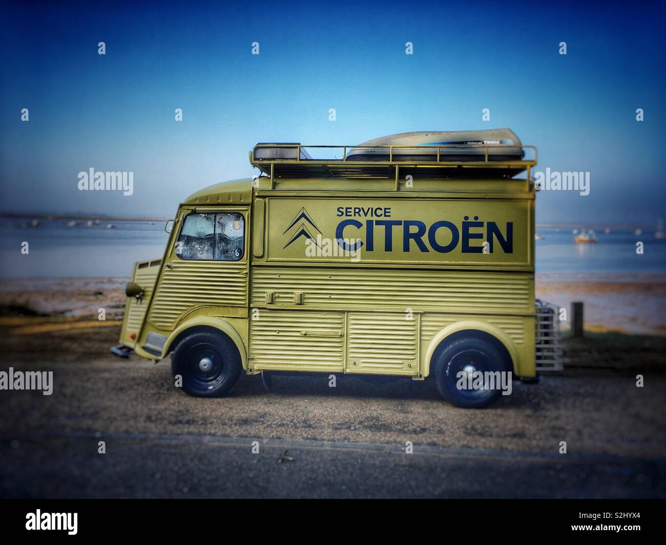 Vintage Citroen van utilizzata dal proprietario come un camper, Bawdsey traghetto, Suffolk, Regno Unito. - Immagine stock catturata con smartphone
