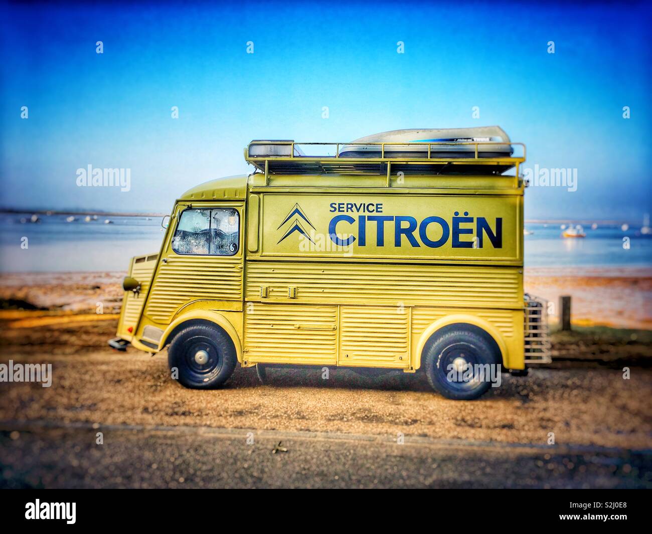 Classic Citroen ondulato van - Immagine stock catturata con smartphone