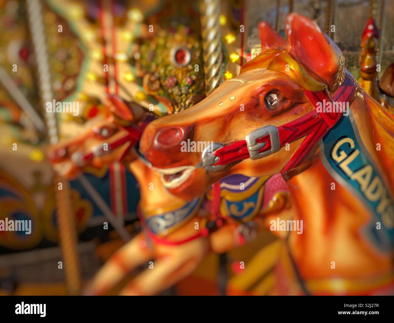 Fiera Cavalli su un vecchio Merry Go Round Foto Stock
