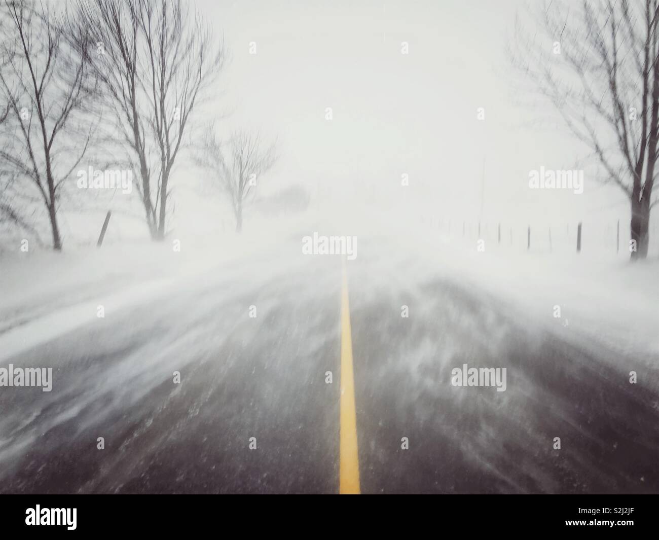 Vista di blizzard dal centro della strada in Ontario, Canada Foto Stock