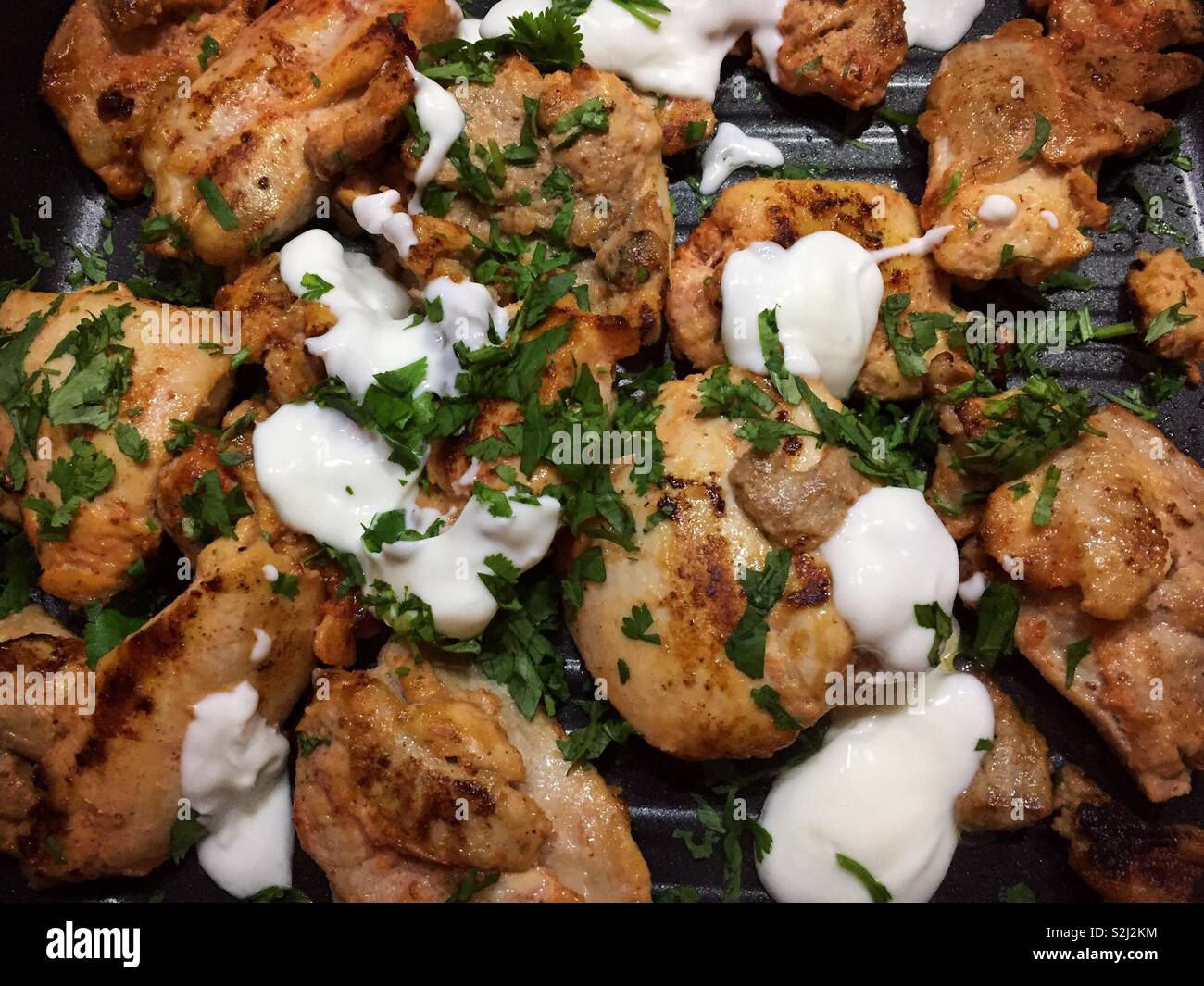 Cucina casalinga. Pan griddled pollo tandoori. Succosa fiamma grigliata di carne cotta con yogurt e coriandolo. Yummy cibo speziato Foto Stock