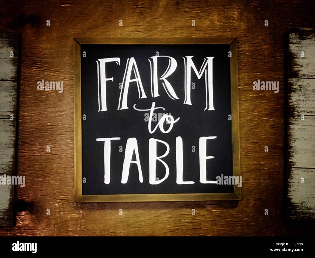 Azienda agricola al movimento del tavolo incoraggiando tutti ad acquistare prodotti alimentari locali Foto Stock