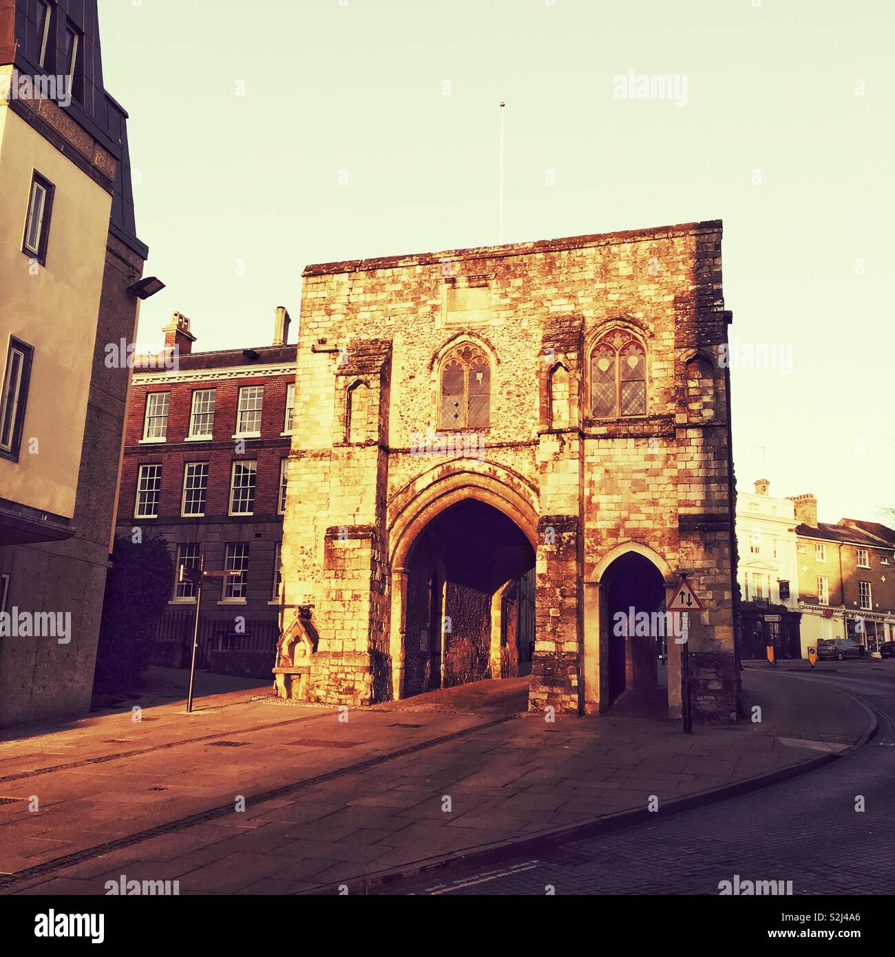 Westgate Winchester una storica città fortificata parte del gateway di originali mura della città. Il palazzo è ora un museo. Winchester, Hampshire, Inghilterra, Regno Unito. - Immagine stock catturata con smartphone
