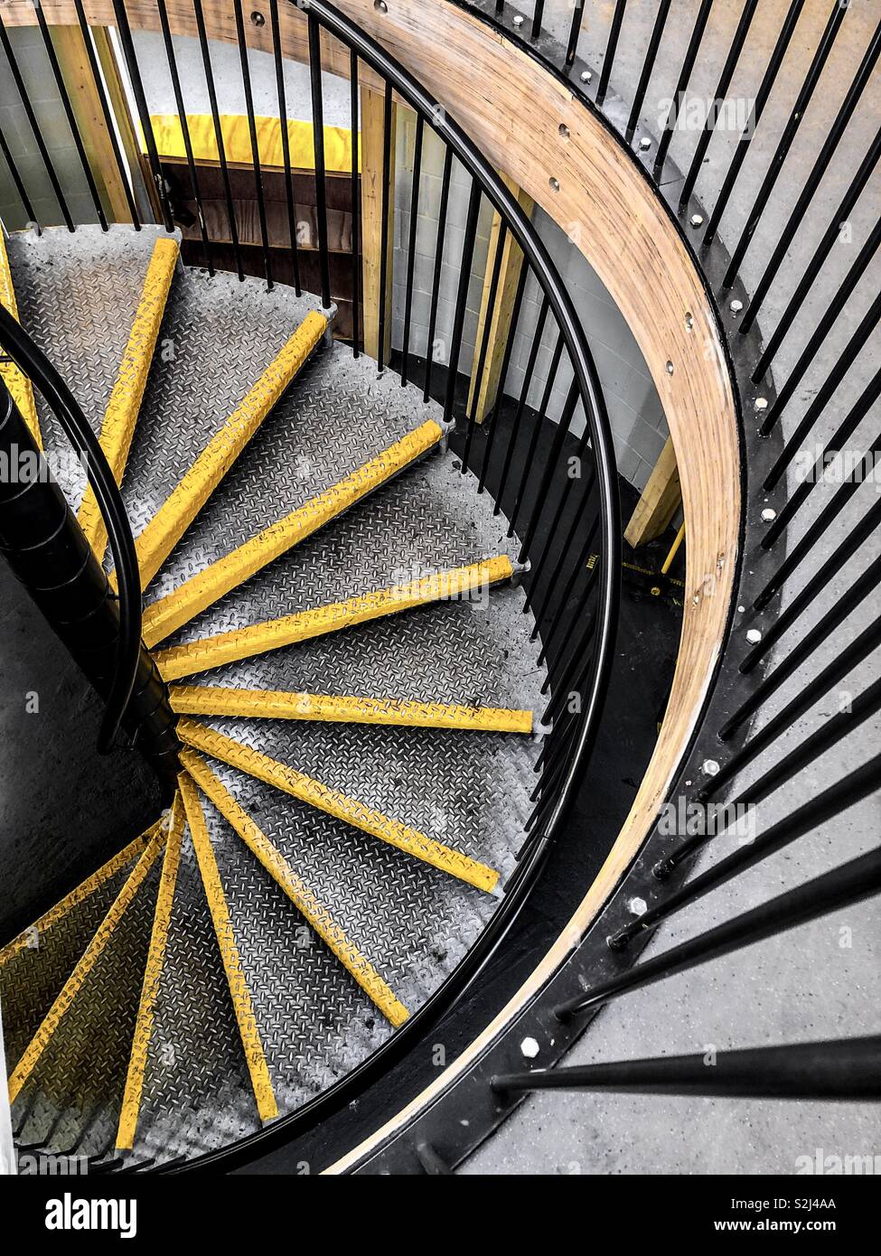 Abstract formata da guardare verso il basso un metallo, scala a spirale - Immagine stock catturata con smartphone