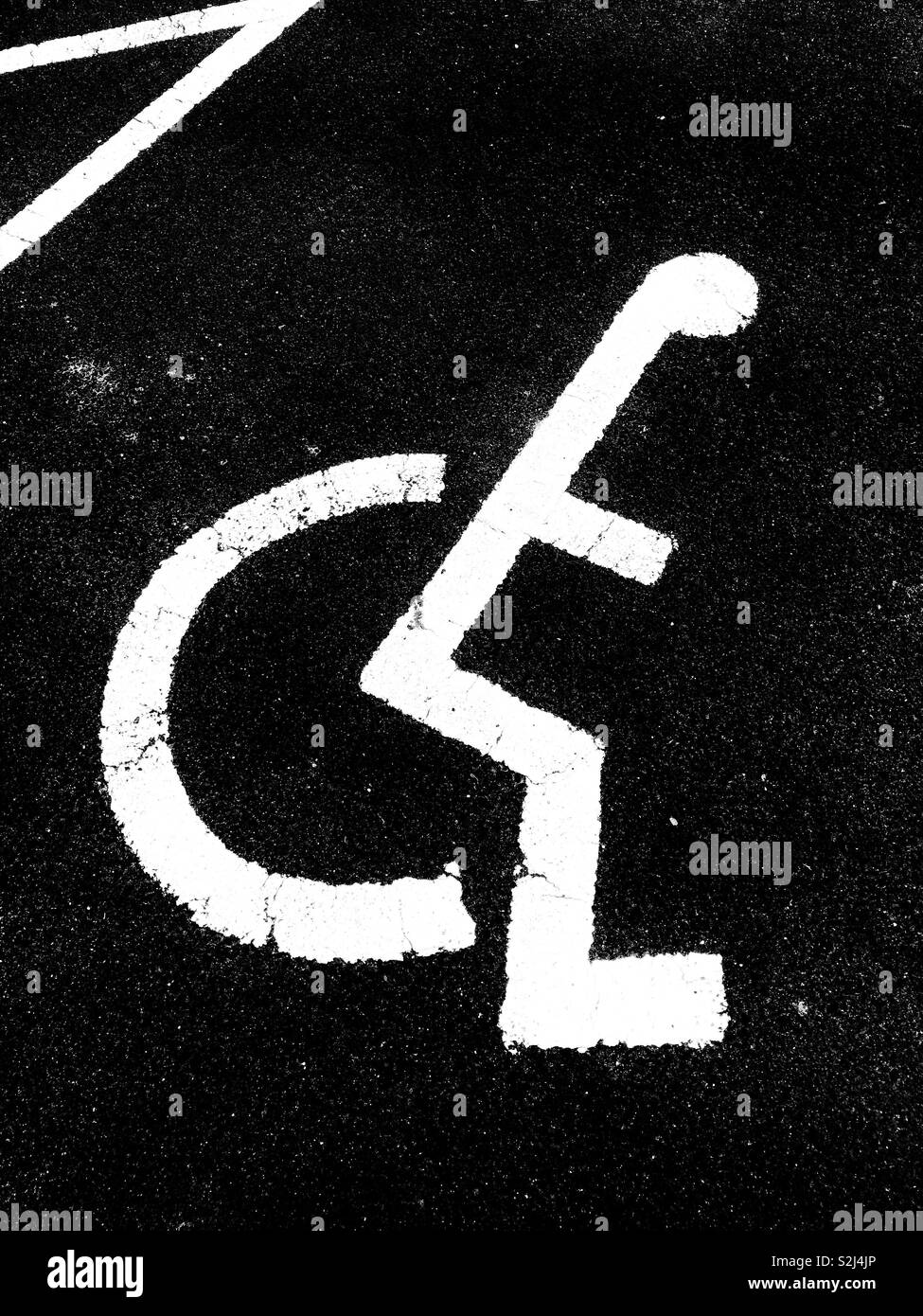 Parcheggio Disabili spazio la segnaletica stradale. La Scozia. Regno Unito. - Immagine stock catturata con smartphone