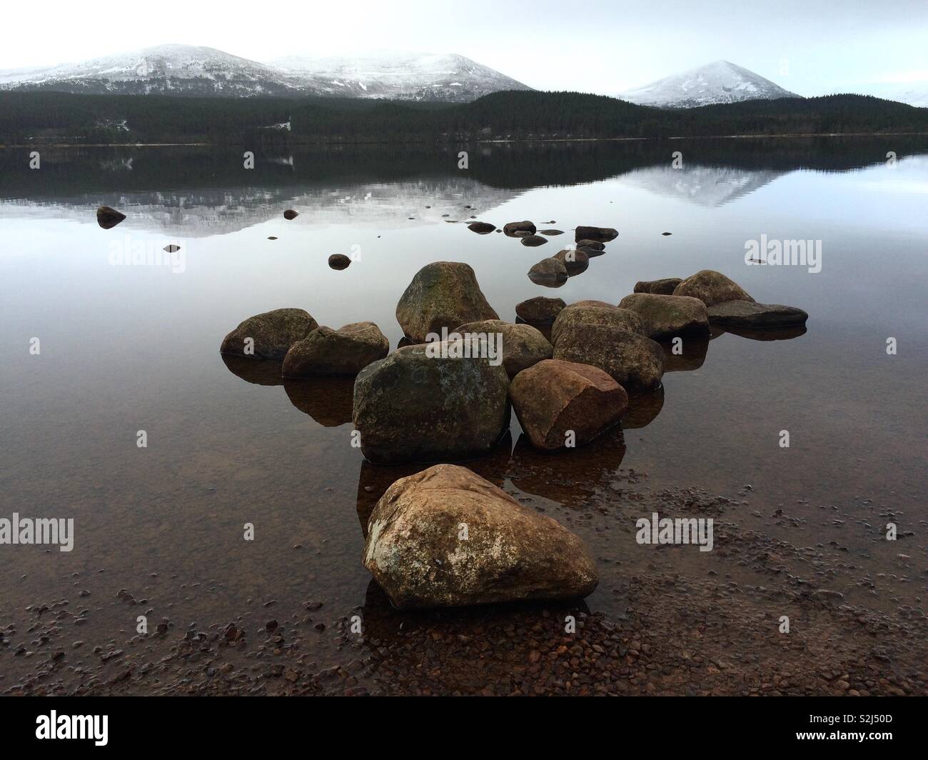 Inverno riflessioni Loch Morlich Scozia Scotland Foto Stock