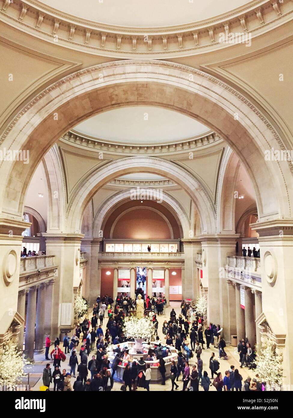 I visitatori che arrivano al grand hall di entrata al Metropolitan Museum of Art di New York City, Stati Uniti d'America - Immagine stock catturata con smartphone