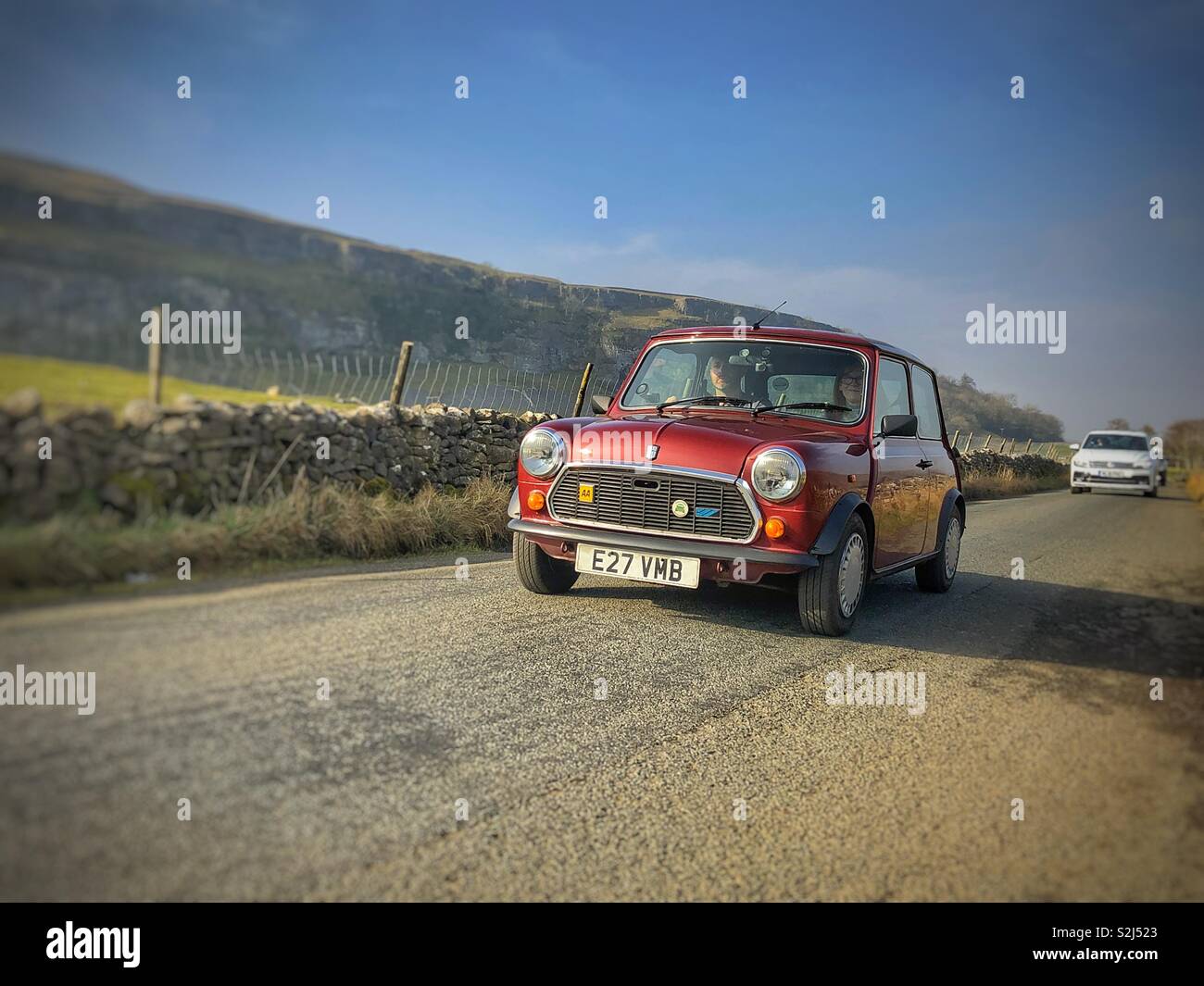 Classic Mini su una strada di campagna nel Yorkshire Dales - Immagine stock catturata con smartphone