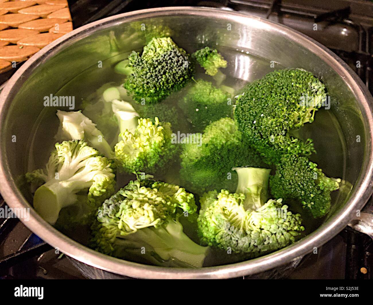 La cottura di una pentola di broccoli Foto stock - Alamy