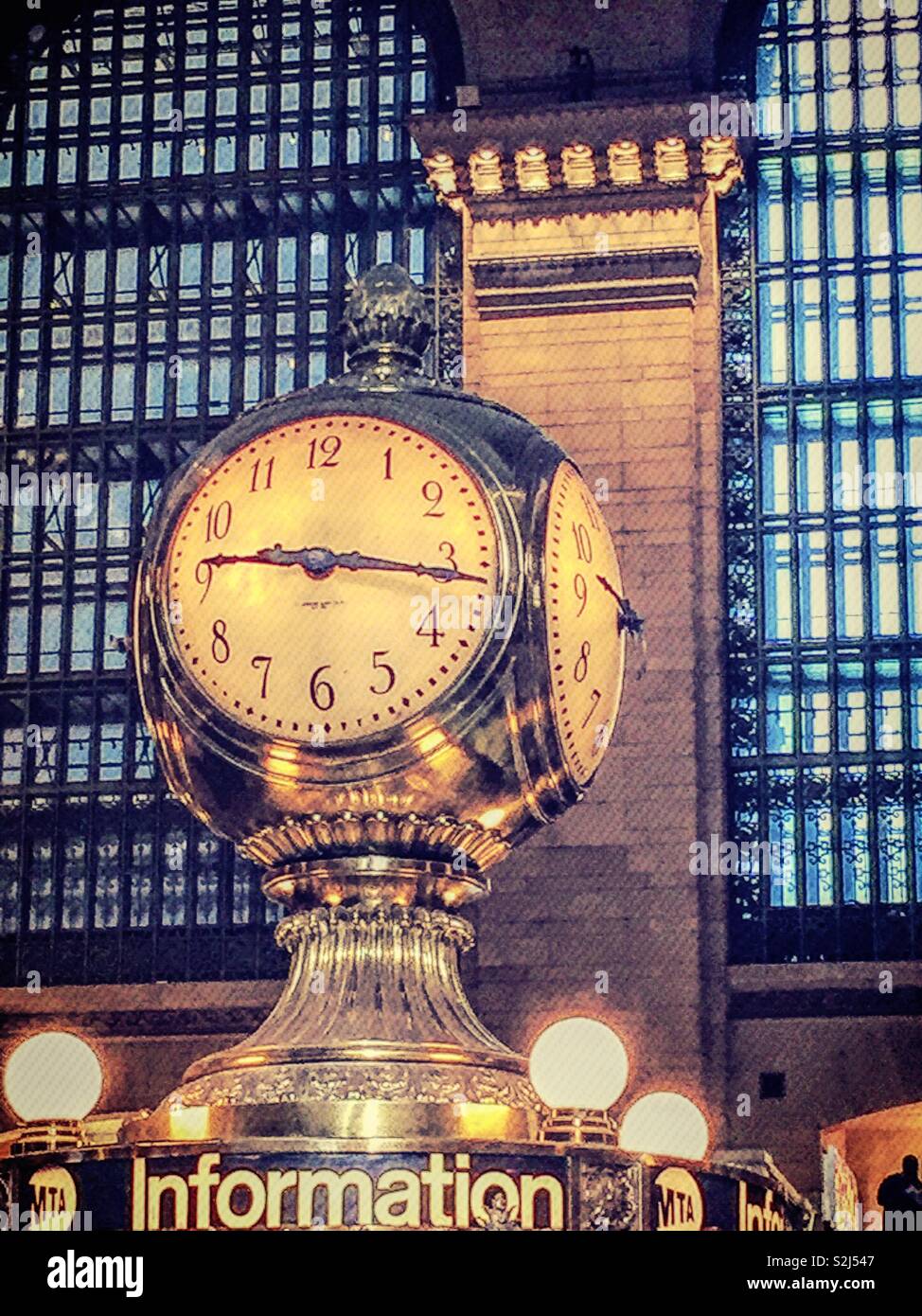 La massiccia orologio al di sopra del chiosco informazioni in grand central terminal si trova nel Grand concourse, NYC, STATI UNITI D'AMERICA - Immagine stock catturata con smartphone