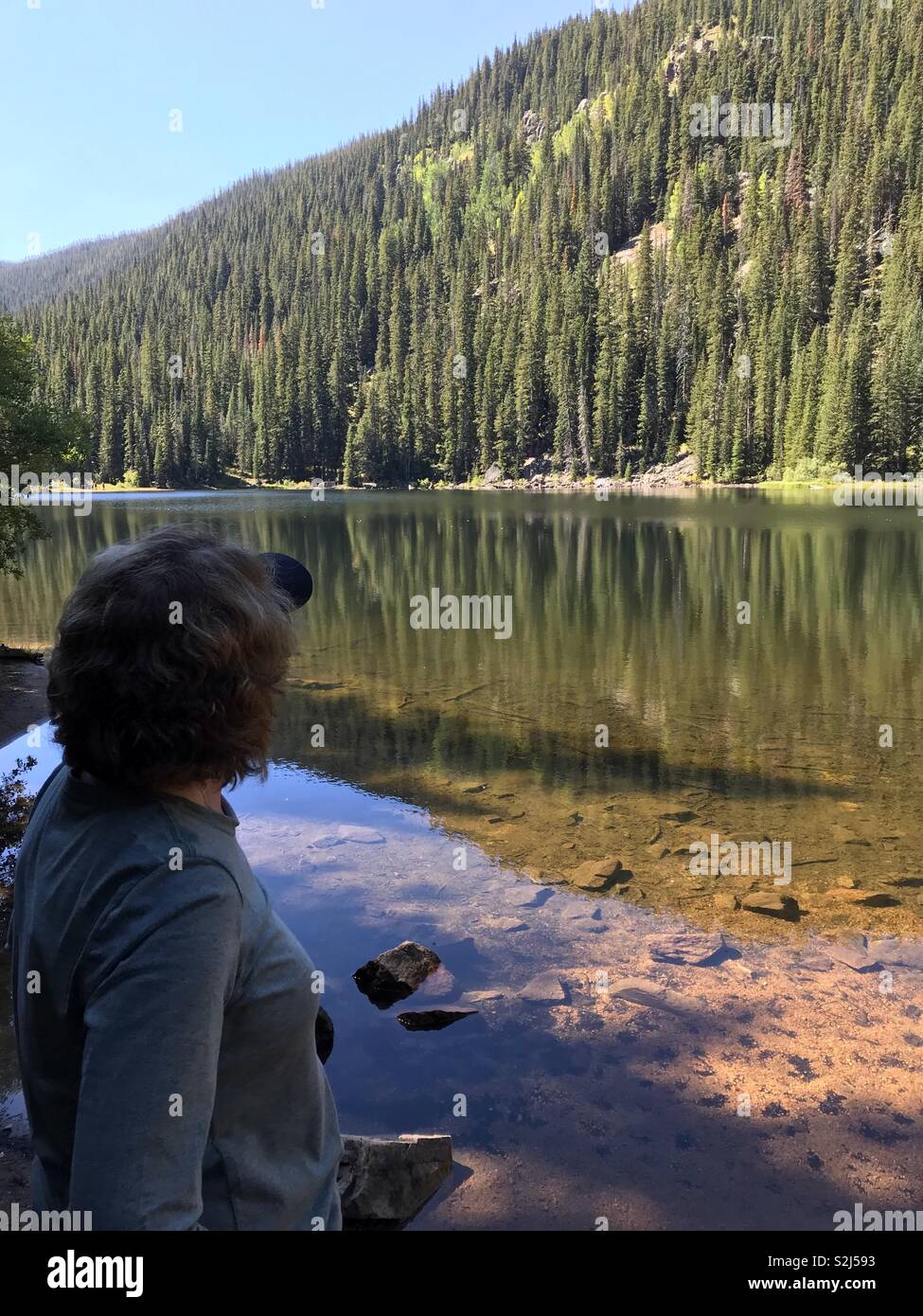 Montagna incontaminata vista lago sul Beaver Lago Trail vicino Avon, Colorado. Lago, situato in Santa Croce deserto, è situato ad un altitudine di 9,746 piedi. Foto Stock