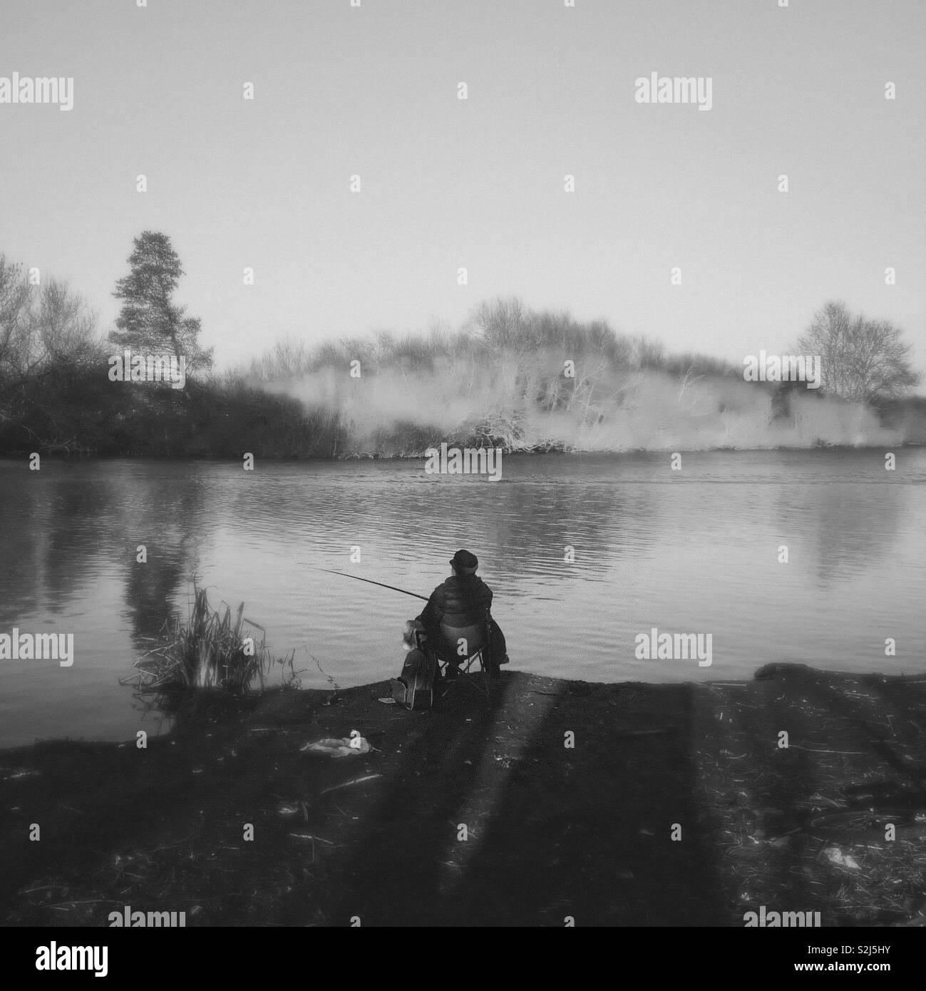 Fisherman lungo il fiume Foto Stock