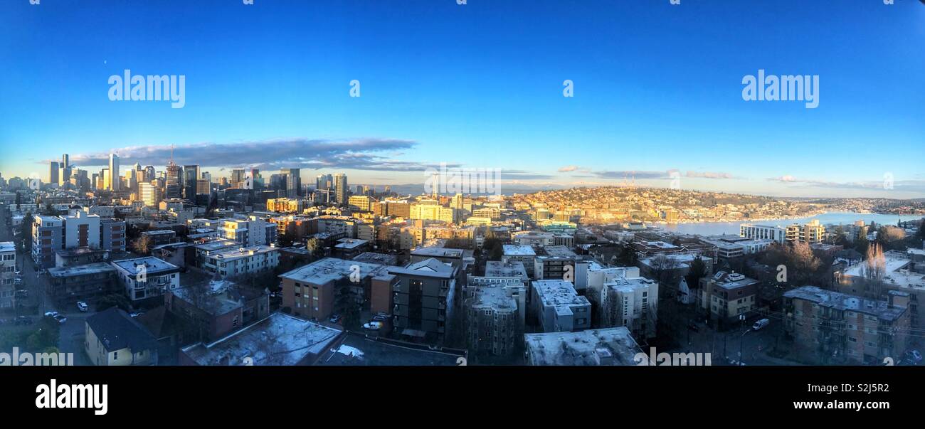 Vista panoramica di Seattle Washington guardando ad ovest da Capitol Hill - Immagine stock catturata con smartphone