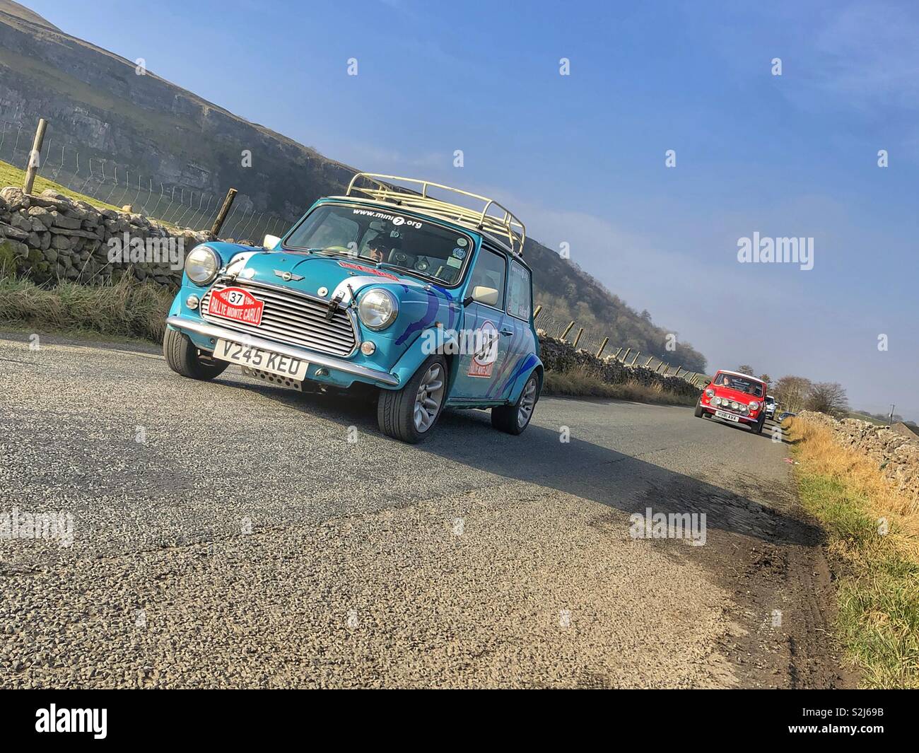 Classico minis su strada in Yorkshire Dales - Immagine stock catturata con smartphone