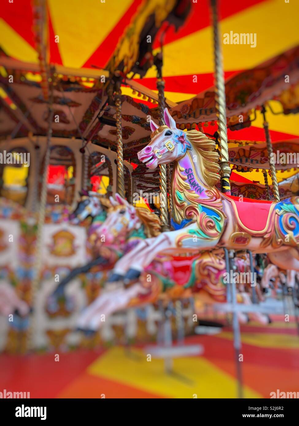 Danza in fiera cavalli su una giostra ride. Foto Stock