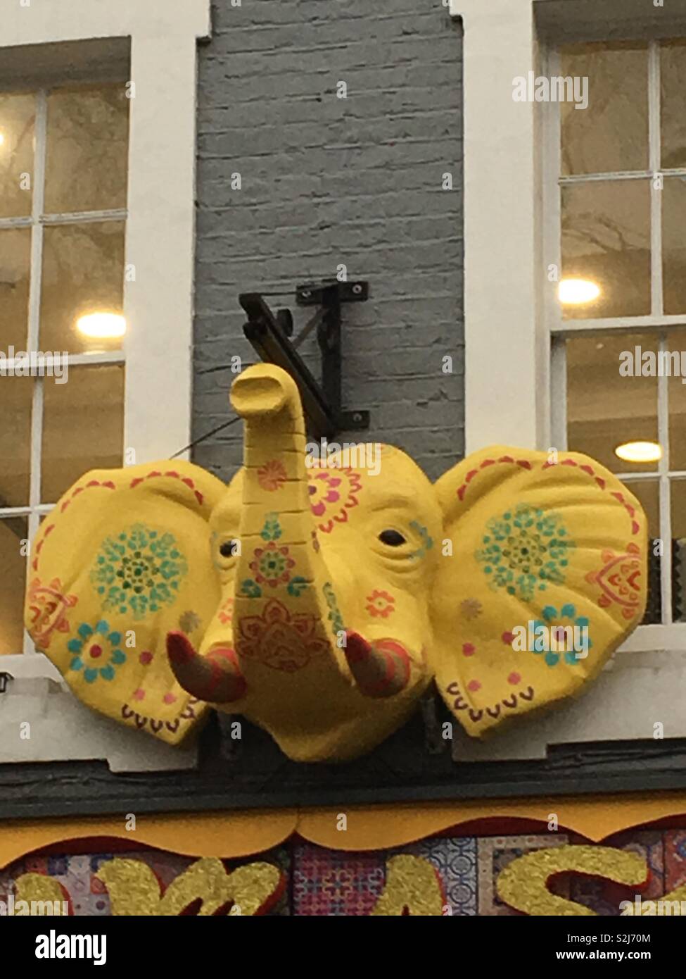 Giallo elefante asiatico al di sopra di un negozio chiamato Namaste Foto Stock