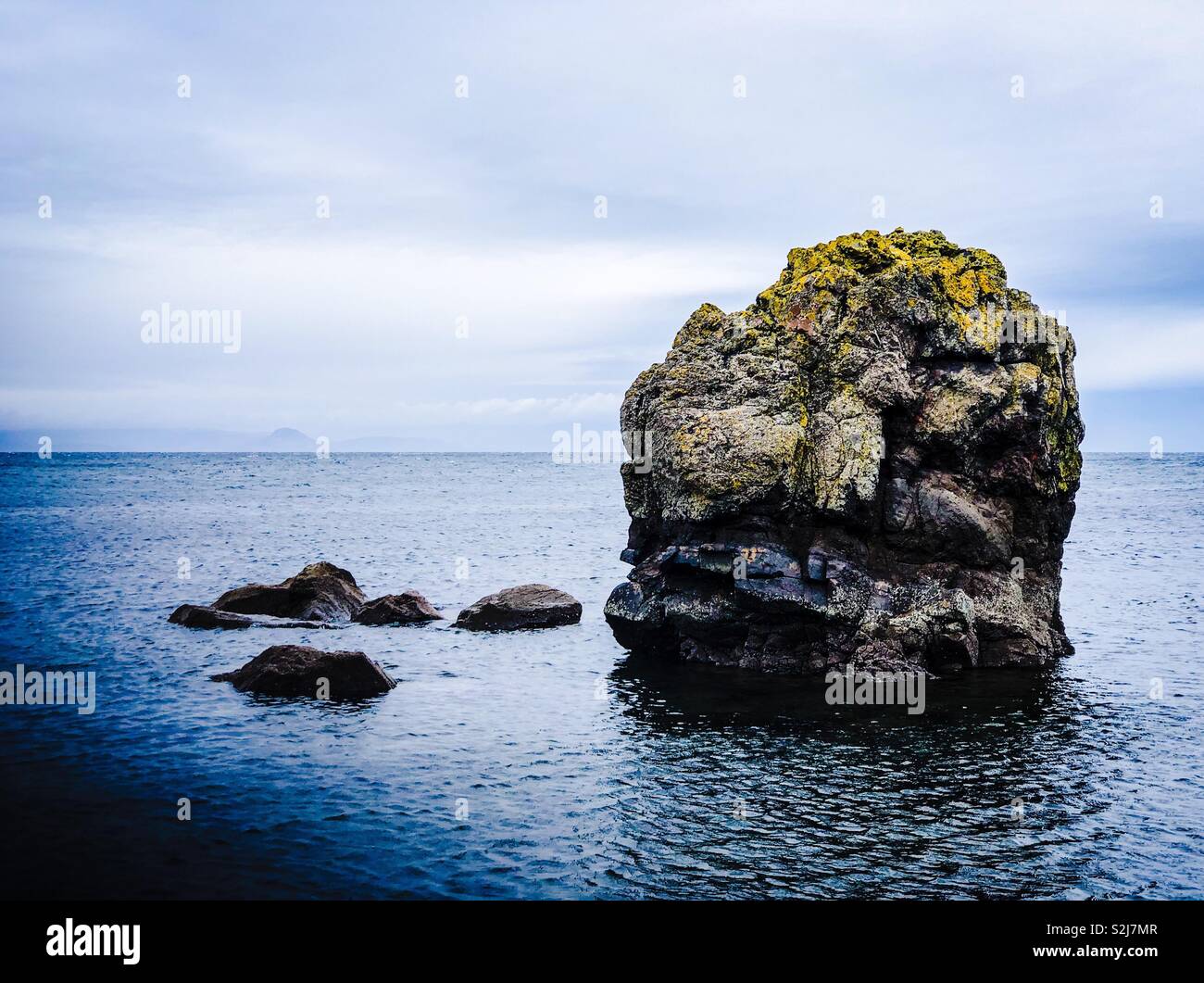 Vista dalla spiaggia Dunure, Ayrshire. La Scozia. Regno Unito. - Immagine stock catturata con smartphone