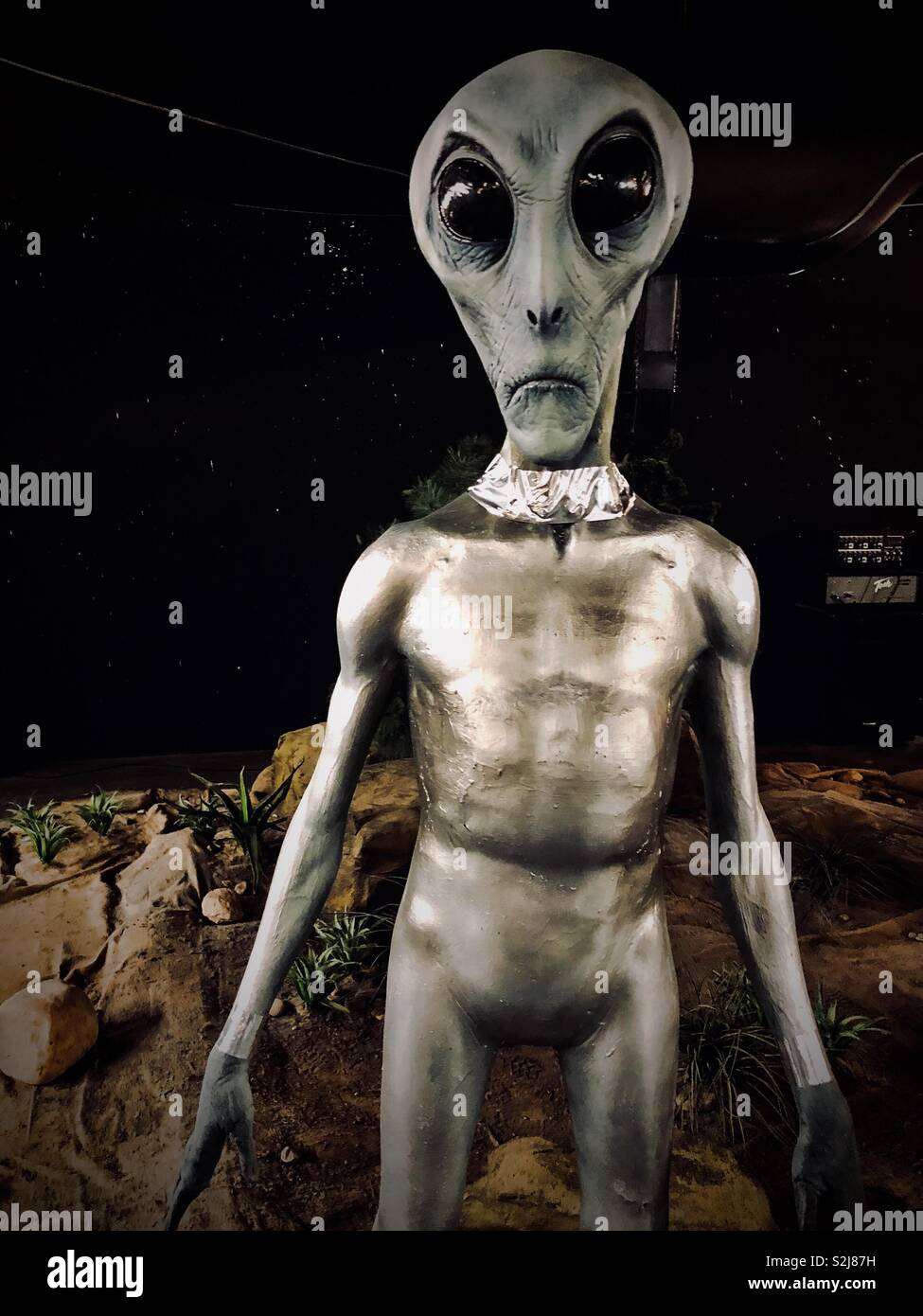 Figura aliena al museo UFO a Roswell, New Mexico - Immagine stock catturata con smartphone