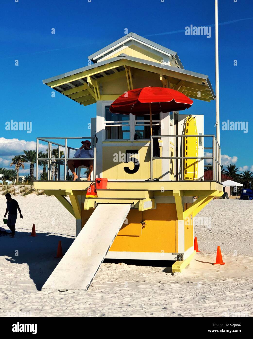 Giallo salvaguardare la stazione di salvataggio presso Clearwater Beach in Florida Foto Stock